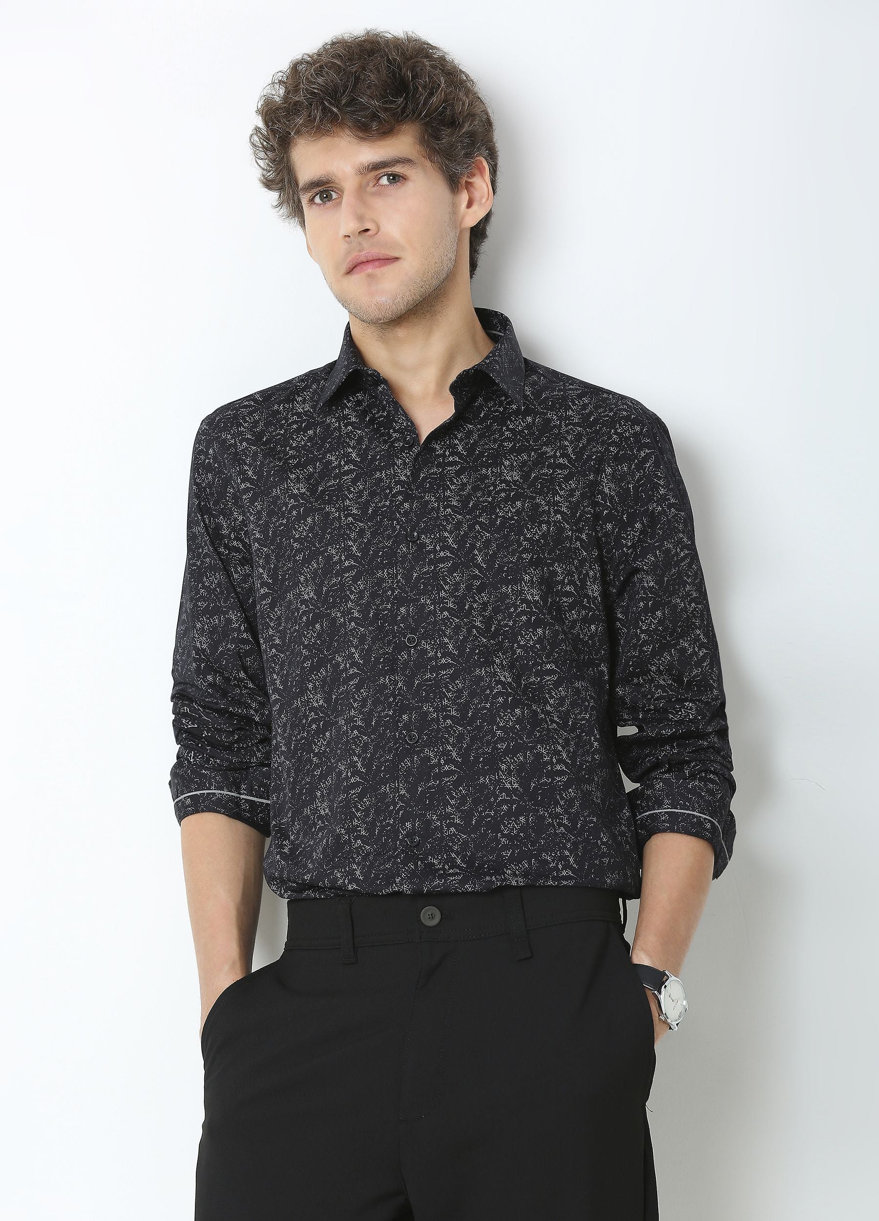 Zar: Semi-Cutaway Collar Triangle Print Shirt - Black